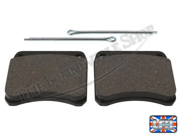 Brake pads with retaining clips included