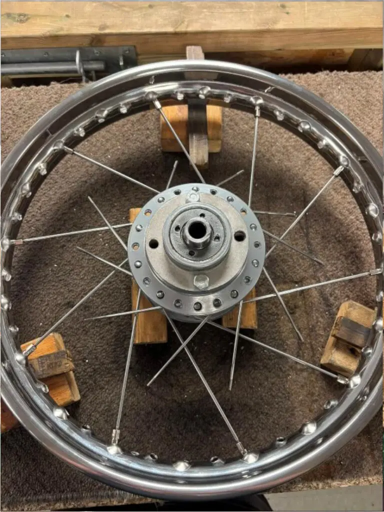 4. Put the inner spokes from one side of the hub into the rim.